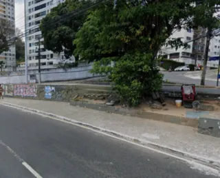 Acidente deixa caminhão tombado e carro pendurado na Vasco da Gama