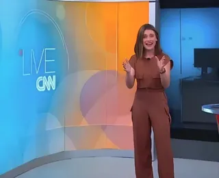 Apresentadora perde a postura e ri de homenagem ao papa em jornal ao vivo