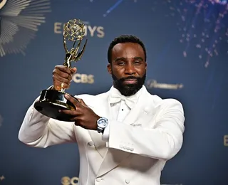 Ator faz história no Emmy como primeiro homem negro a vencer categoria