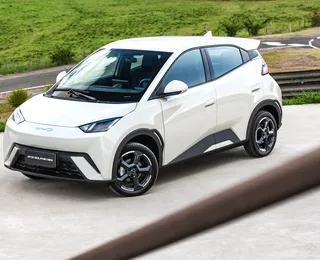 BYD Dolphin Mini vs. Honda CG: carro elétrico é mais econômico que moto?