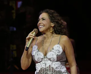 Daniela Mercury homenageia Chico Buarque em show acústico na Caixa