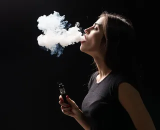 Ex-BBB expõe vício em cigarro eletrônico: “Quase perdi minha voz”