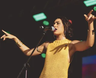 Ex-The Voice, Letícia confirma força do canto em show no Gamboa