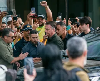 Filho critica escolta armada para Bolsonaro em hospital: "Humilhação"