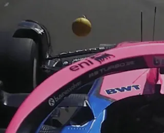 Fruta atinge carros durante prova da F1