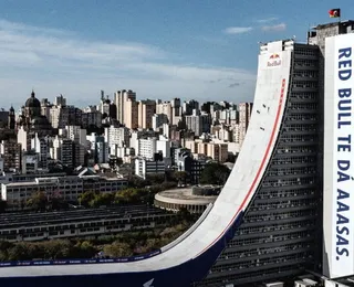 Homem de 50 anos desce prédio de 70 metros de skate; veja vídeo