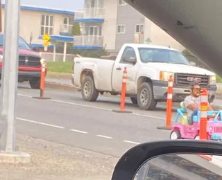 Homem é preso após dirigir carro da Barbie em avenida movimentada