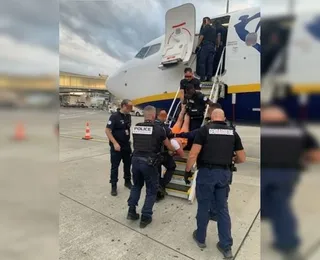 Homem embriagado tenta abrir porta de avião e provoca pouso de emergência