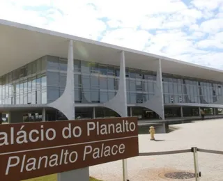 Homem tenta pular grade do Planalto e leva tiros de borracha