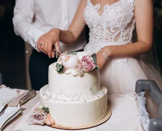 Influenciadora guarda bolo de casamento para comer 1 ano depois