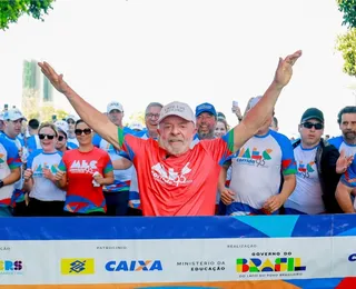 Lula participa de caminhada em homenagem ao MEC: "Viva a educação"