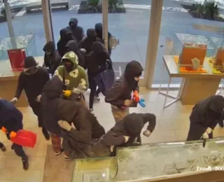 Mais de 20 criminosos invadem joalheria e rouba R$ 5,3 mi em peças