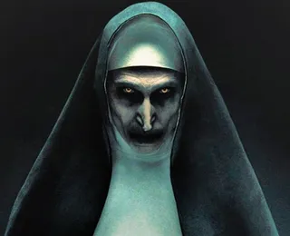 Maquiadora com fantasia de entidade demoníaca é barrada em shopping