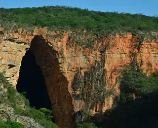 Morro do Chapéu, das cavernas aos ETs, com vinho adubando a história