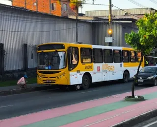 Mulher morre após moto derrapar e parar embaixo de ônibus na Suburbana