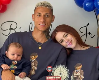 Namorada de Richarlison desabafa sobre críticas a aparência do filho