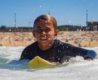 Promessa do surfe morre aos 12 anos após luta contra câncer
