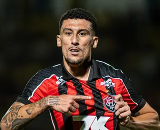 Protagonista com Ventura, Baralhas é enaltecido: "Volante artilheiro"
