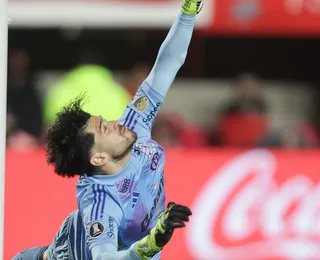 Rossi brilha nos pênaltis e Flamengo elimina Estudiantes