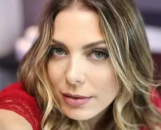 Sheila Mello surge em faculdade e revela novo relacionamento sério