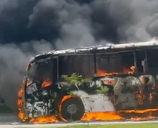 VÍDEO: ônibus é consumido pelo fogo em Avenida movimentada de Salvador