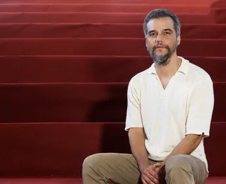 Wagner Moura descreve como é voltar ao teatro: "Fico mais inteligente"