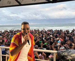 Xanddy Harmonia leva multidão à orla de Salvador em show gratuito