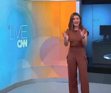 Apresentadora perde a postura e ri de homenagem ao papa em jornal ao vivo - Imagem