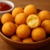 Lanche fácil para o fim de tarde: bolinha de queijo com 3 ingredientes - Imagem