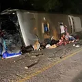 Acidente com 15 mortos: motorista entrou na contramão e bateu em rocha imagem