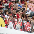 "Amanhã é guerra": Torcida do Vitória marca presença em treino aberto imagem