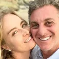 Angélica constrange Luciano Huck ao vivo ao falar de órgão do marido imagem