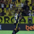 Após banimento, ex-jogador do Vitória retorna e marca gol na Série B imagem