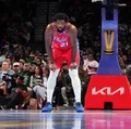 Astro da NBA é multado em R$ 270 mil por gesto obsceno em partida imagem