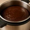 Até criança faz! Bolo na panela de pressão em apenas 10 minutos imagem
