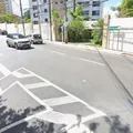 BMW bate em poste e interdita via em bairro nobre de Salvador imagem