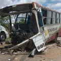 Batida entre carreta e ônibus escolar deixa três mortos na BR-116 imagem