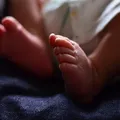 Bebê morre asfixiado após mãe chegar embriagada e adormecer sobre ele imagem