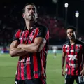 Cáceres comenta gol e elogia técnico: "Tranquilidade faz a diferença" imagem