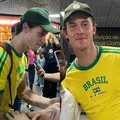 Cantor Shawn Mendes desembarca em Salvador e causa tumulto imagem