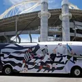 Caos no Rio: ônibus do Botafogo quase é atingido em troca de tiros imagem