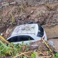 Carro é arrastado por enxurrada e cai em córrego; motorista foi salvo imagem