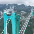 China inaugura ponte mais alta do mundo e reduz viagem de 2h para 2 minutos imagem