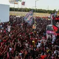 "Clima de guerra": torcida do Vitória enche aeroporto antes do Sport imagem