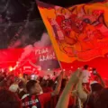 Corredor rubro-negro: torcida empurra Vitória na chegada ao Ba-Vi imagem