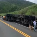 Criança de 2 anos morre e família fica ferida após carreta tombar na BR-116 imagem