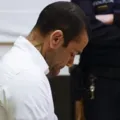 Daniel Alves aparece pregando em missa na Espanha; veja vídeo imagem