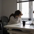 Depressão funcional: o sofrimento invisível que te mantém ativo imagem