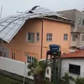 Destelhamentos e quedas de árvore marcam o 3º dia de chuva em Salvador imagem