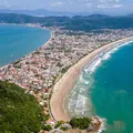 Destino paradisíaco com 39 praias começa a cobrar taxa para turistas imagem